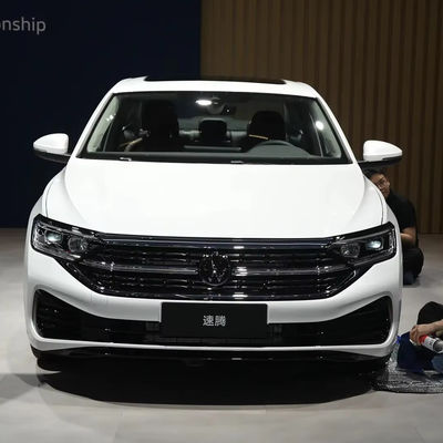 VW Sagitar 300TSI DSG Excellence Edition Βενζίνη Συμπίεστο όχημα 5 θέσεων κομψό σχεδιασμό